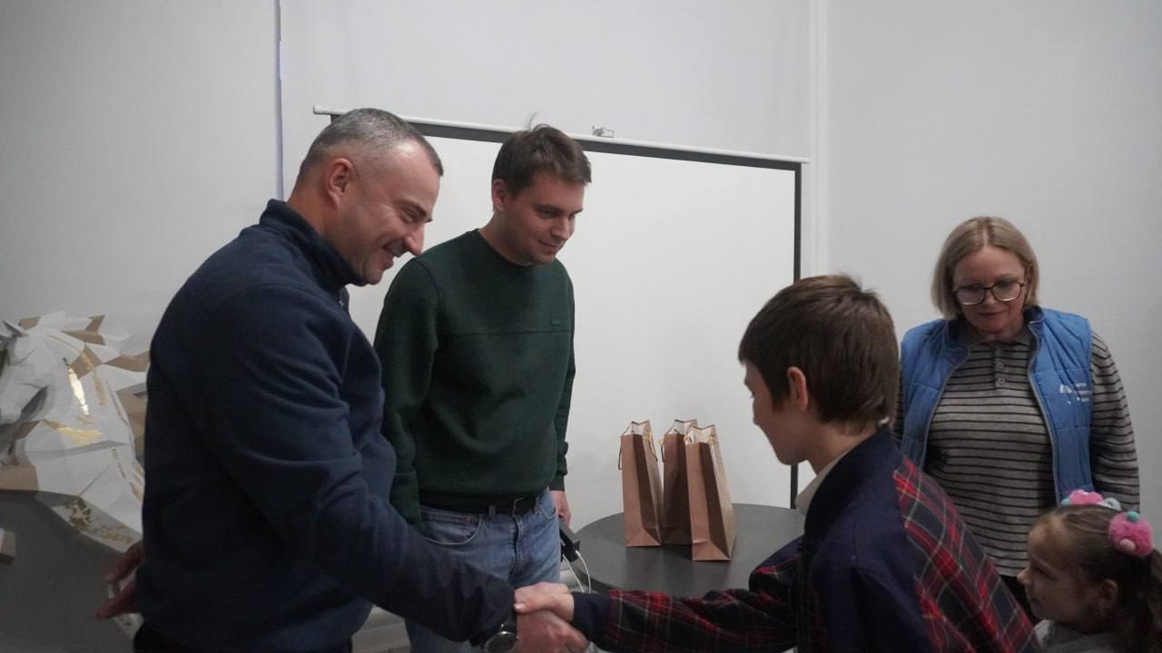 Учредитель нашего фонда Никита Томилин и Евгений Смирнов побывали в Донецке и лично передали подарки подопечным